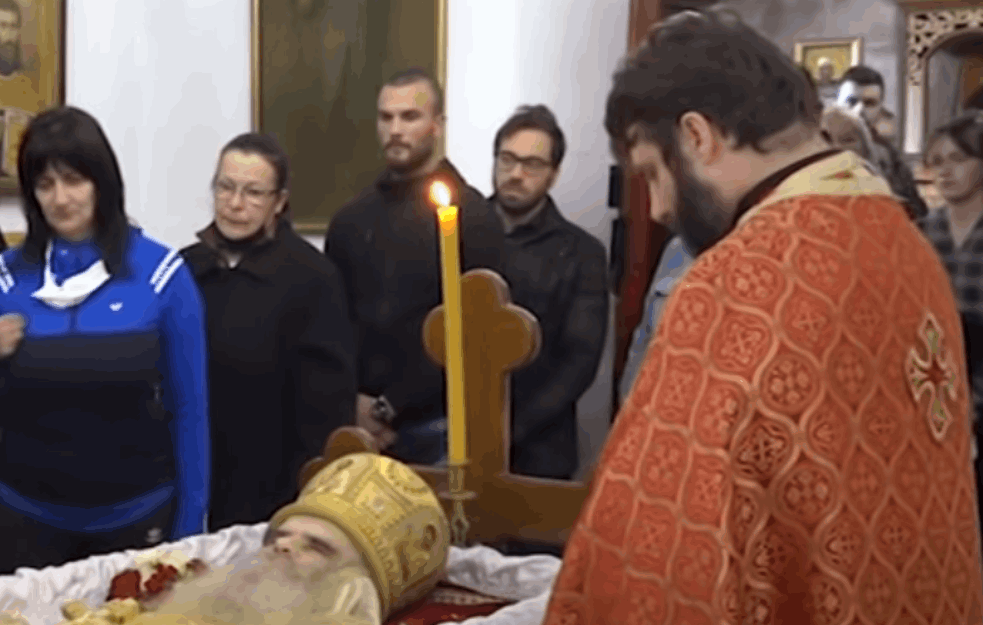SEĆANJE DIREKTORA ARHIVA NA 20 GODINA SA MITROPOLITOM: Amfilohije je bio čovek za kog nisu postojale zemaljske <span style='color:red;'><b>dimenzije</b></span>